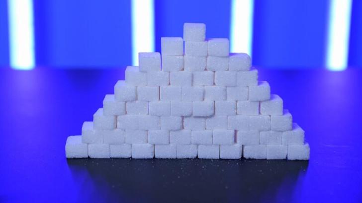 Une pyramide de sucre blanc